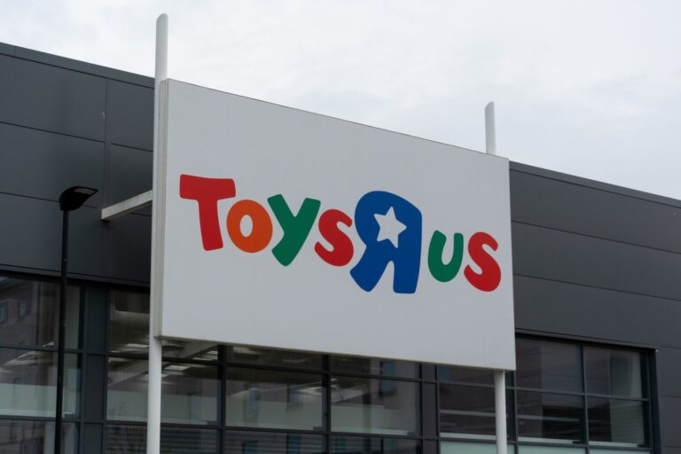 Toys"R"Us signage